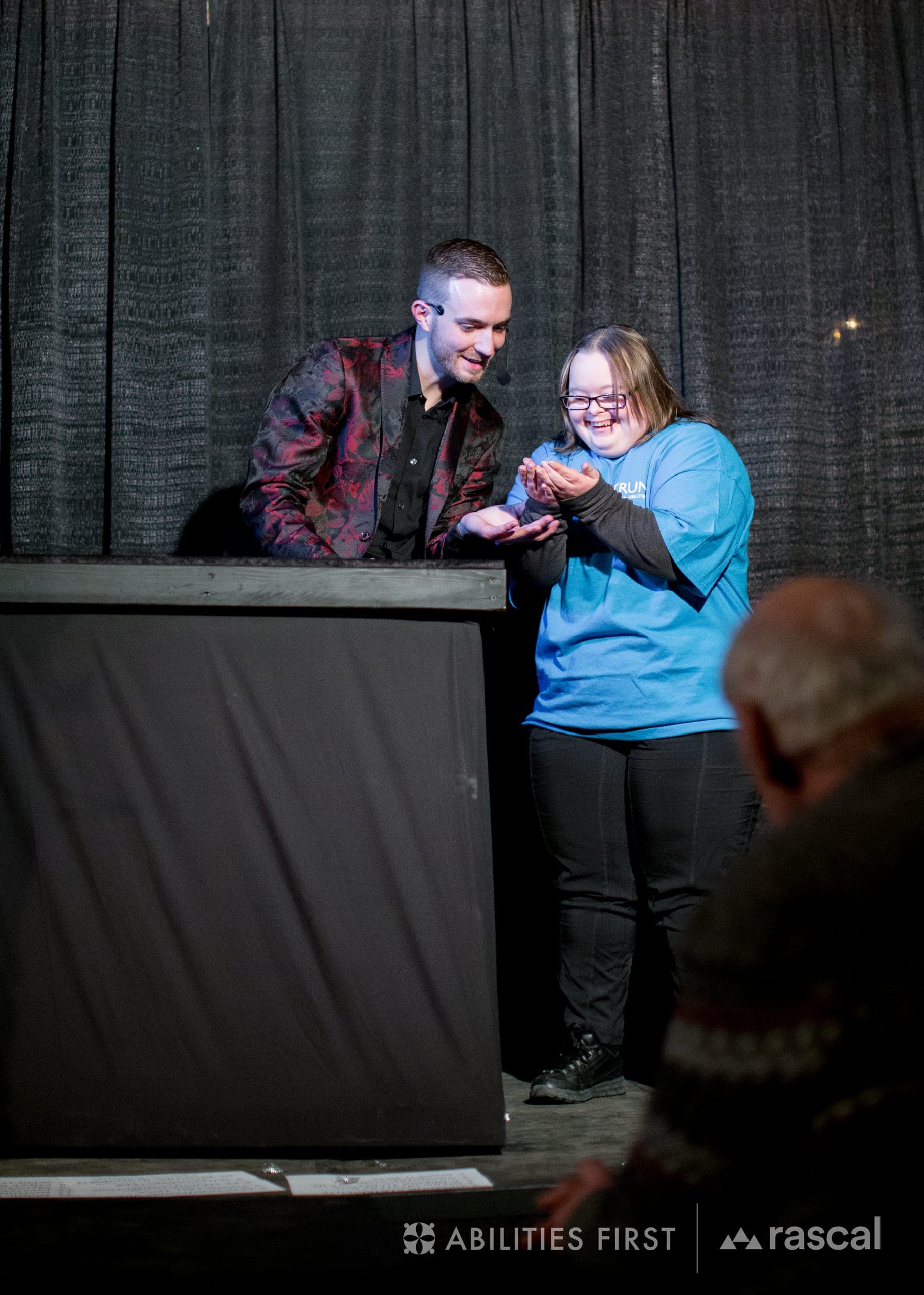 Chris Dare performing magic for a guest at a fundraiser